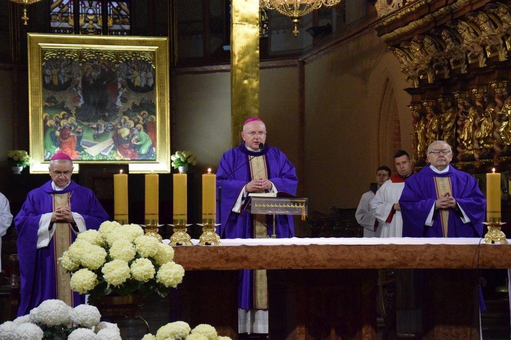 Bp Wętkowski modlił się za zmarłych biskupów i członków Kapituły Katedralnej
