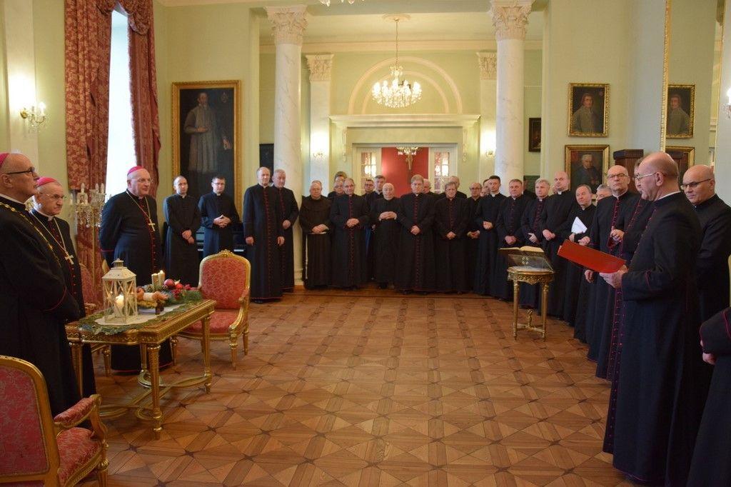 Prezbiterzy z życzeniami u biskupa włocławskiego