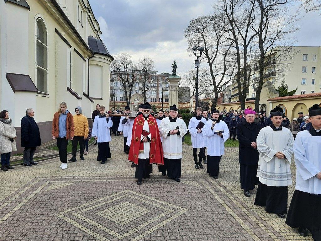 Włocławek: Droga Krzyżowa ulicami miasta w intencji pokoju na Ukrainie